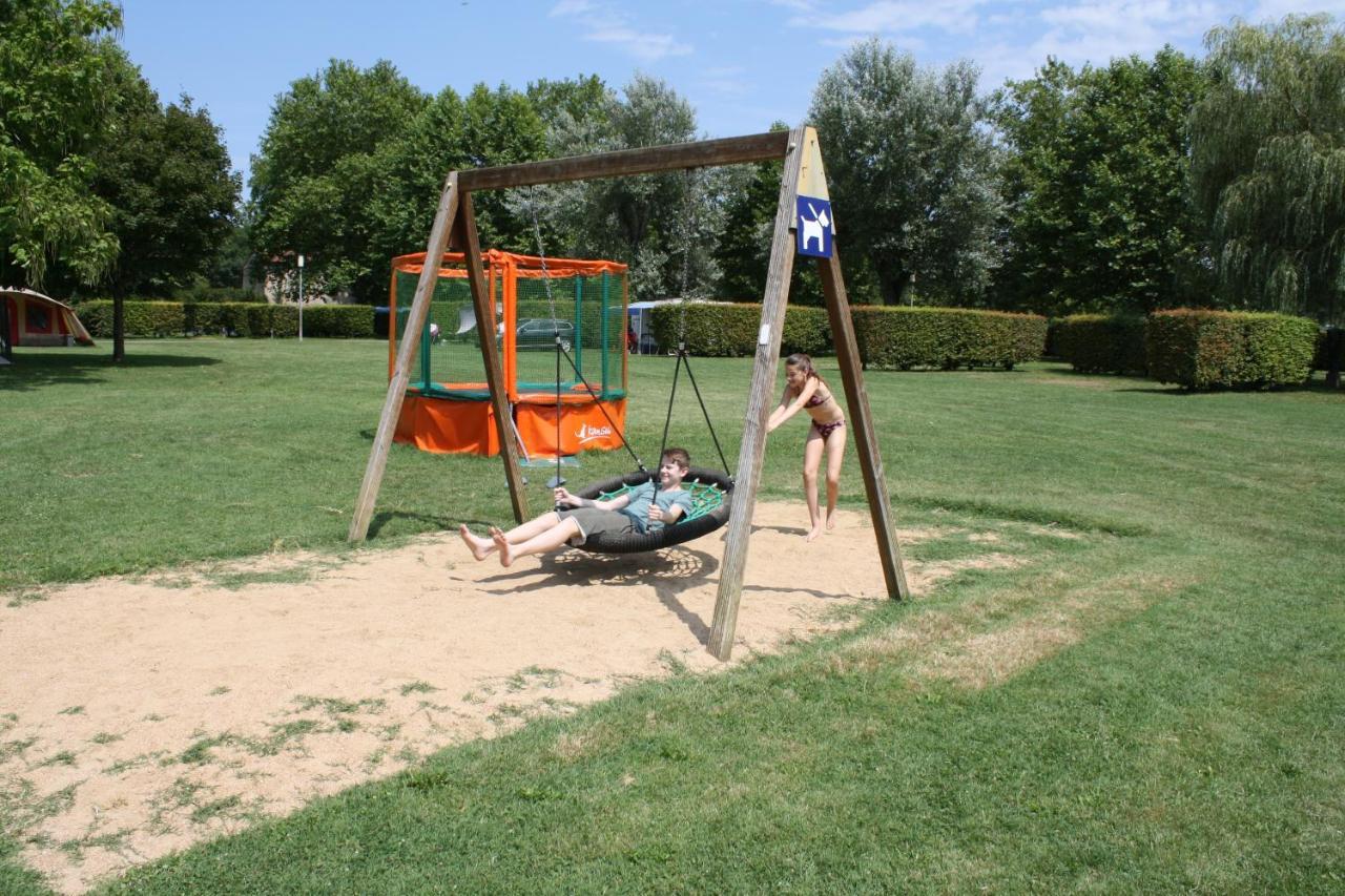 Camping Aux Rives Du Soleil Pont-de-Vaux Exteriör bild